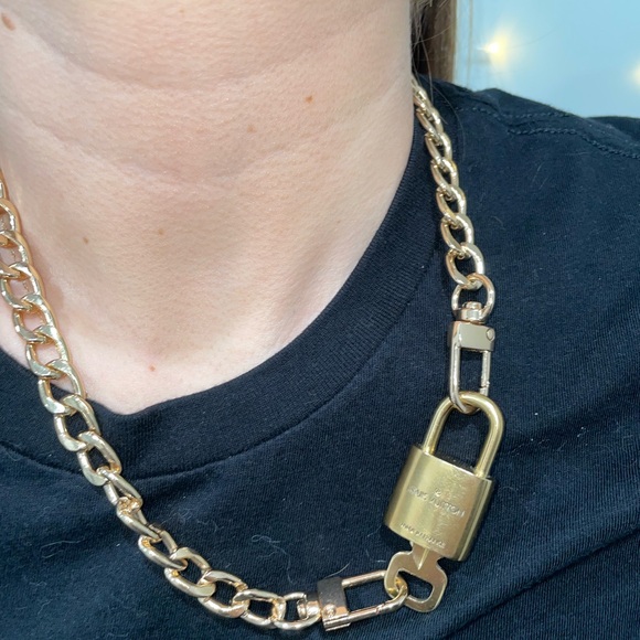 LV gold lock & key w/ 18” gold chain - Picture 4 of 7